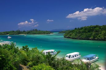 Japan, Okinawa, Ishigaki islands, Kabira Bay beach, boats