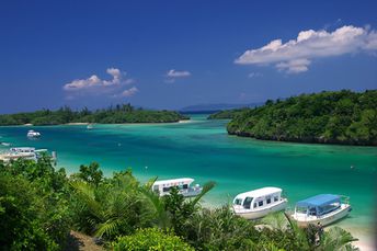 Япония, Окинава, острова Ishigaki, пляж Kabira Bay, лодки