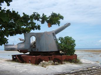 Kiribati, Tarawa island, gun