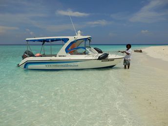 Maldives, Oe Dhuni Finolhu sandbank, boat