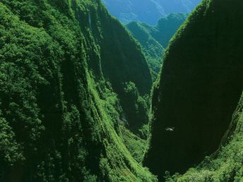 Reunion, helicopter in the mountains