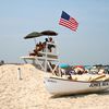 США, остров Лонг Айленд, пляж Jones Beach, лодка