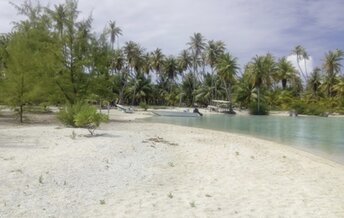 French Polynesia, Takapoto Atoll, beach