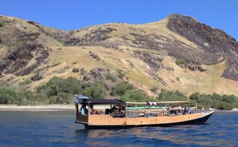Индонезия, Остров Банта, вид с моря