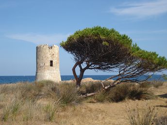 Италия, остров Сардиния, башня возле города Ла Калетта